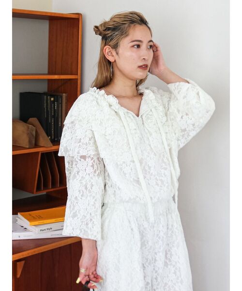 Ungrid(アングリッド)の「フリルデザインロンパース(つなぎ/オールインワン・レディース・オフホワイト/ブラック/ブルー・FREE)」の6枚目の写真