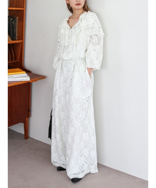 Ungrid(アングリッド)の「フリルデザインロンパース(つなぎ/オールインワン・レディース・オフホワイト/ブラック/ブルー・FREE)」の2枚目の写真