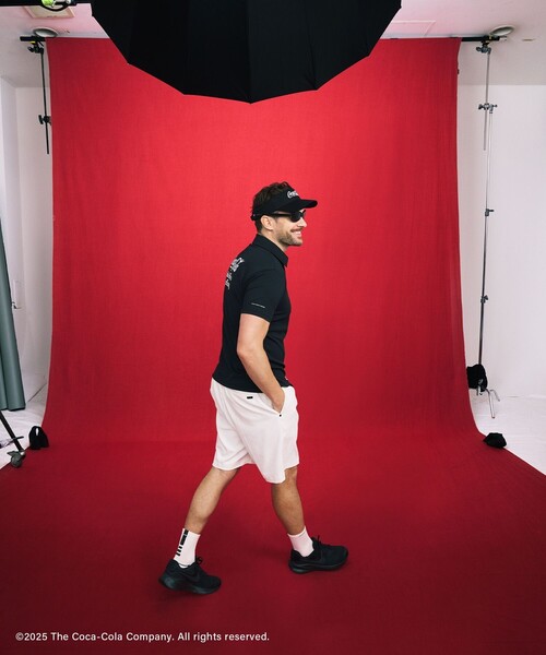 Coca Cola（コカコーラ）の「コカ・コーラ バックプリント メンズポロシャツ（ポロシャツ・メンズ・ブラック/ホワイト・M/L/XL）」の4枚目の写真