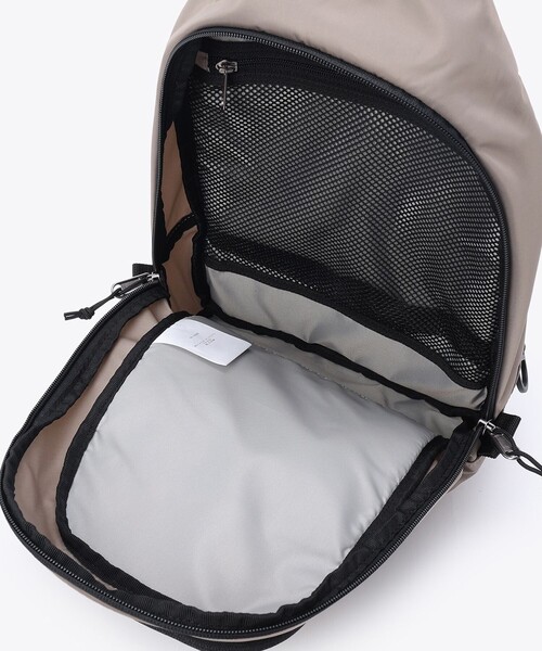 Columbia（コロンビア）の「撥水 Columbia／グレートスモーキーガーデン ボディバッグL 10L ワンショルダー／コロンビア（ボディバッグ/ウエストポーチ・レディース・ベージュ/ブルーグリーン/ブラック・ONE SIZE）」の5枚目の写真