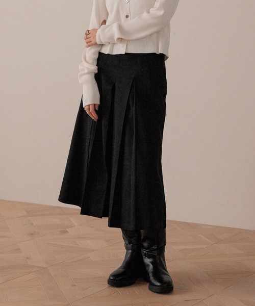 LOWRYS FARM（ローリーズファーム）の「タックプリーツハーフパンツ  576739（チノパンツ・レディース・ブラック/ベージュ・MEDIUM/LARGE）」の2枚目の写真