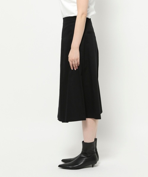 LOWRYS FARM（ローリーズファーム）の「タックプリーツハーフパンツ  576739（チノパンツ・レディース・ブラック/ベージュ・MEDIUM/LARGE）」の14枚目の写真