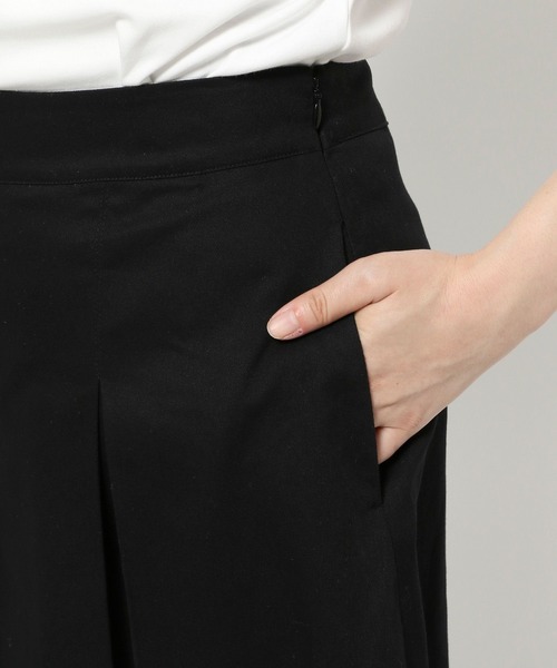 LOWRYS FARM（ローリーズファーム）の「タックプリーツハーフパンツ  576739（チノパンツ・レディース・ブラック/ベージュ・MEDIUM/LARGE）」の17枚目の写真