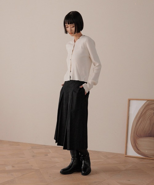 LOWRYS FARM（ローリーズファーム）の「タックプリーツハーフパンツ  576739（チノパンツ・レディース・ブラック/ベージュ・MEDIUM/LARGE）」の4枚目の写真