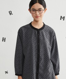 英字フロッキープリント バンドカラー長袖ブラウス