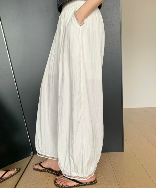 cammie(キャミー)の「ウエストギャザー裾レースバルーンパンツ(その他パンツ・レディース・オフホワイト/ブラック/ライトグレー・L/M)」の1枚目の写真