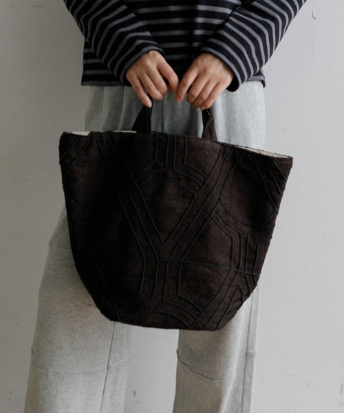 beej(ビージ)の「【WOMEN】beej dolly emb tote bag(トートバッグ・レディース・ベージュ/ブラウン・FREE)」の2枚目の写真