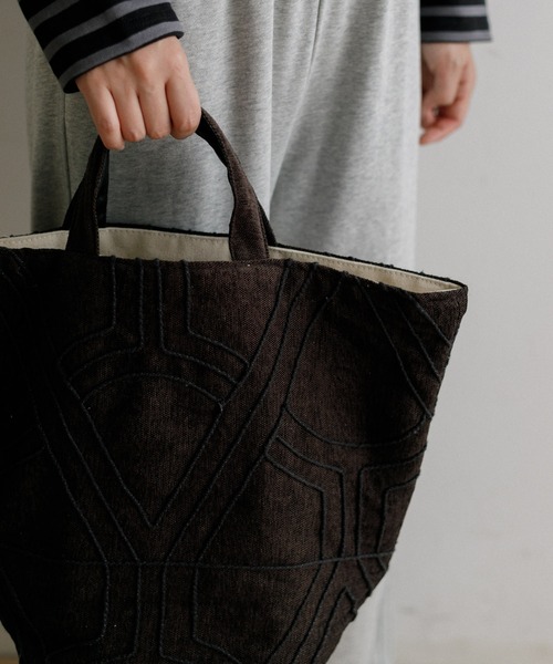 beej(ビージ)の「【WOMEN】beej dolly emb tote bag(トートバッグ・レディース・ベージュ/ブラウン・FREE)」の4枚目の写真