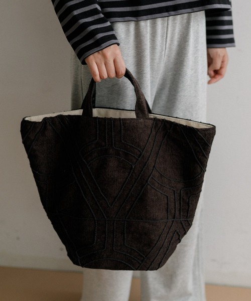 beej(ビージ)の「【WOMEN】beej dolly emb tote bag(トートバッグ・レディース・ベージュ/ブラウン・FREE)」の5枚目の写真