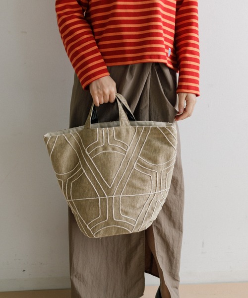beej(ビージ)の「【WOMEN】beej dolly emb tote bag(トートバッグ・レディース・ベージュ/ブラウン・FREE)」の6枚目の写真
