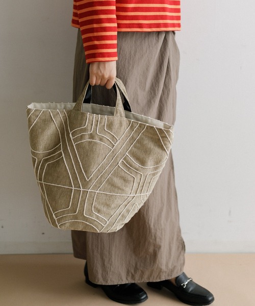 beej(ビージ)の「【WOMEN】beej dolly emb tote bag(トートバッグ・レディース・ベージュ/ブラウン・FREE)」の7枚目の写真
