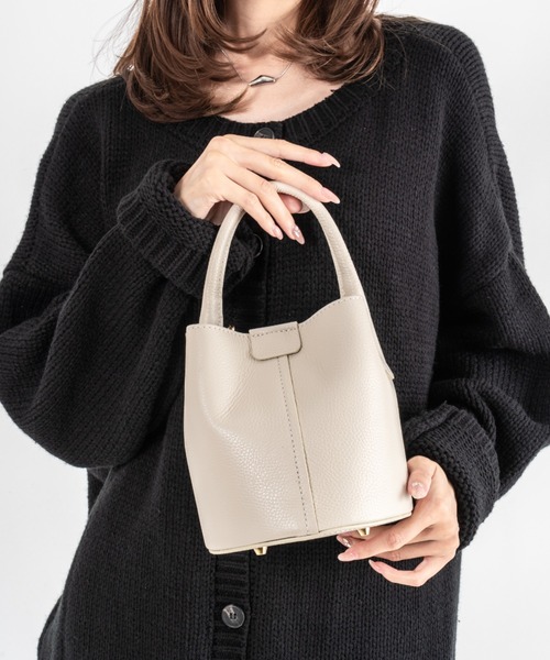 Rivel(リヴェル)の「【andrea cardone/アンドレアカルドネ】ワンハンドル レザー バケツバッグ(ハンドバッグ・レディース・ブラック/シルバー/ブラウン/アイボリー・FREE)」の3枚目の写真