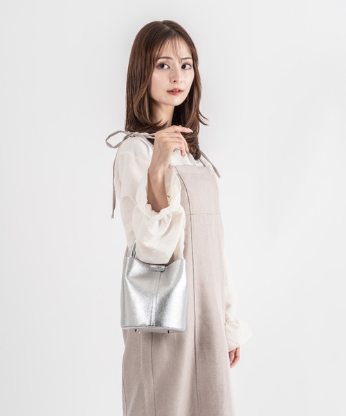 Rivel(リヴェル)の「【andrea cardone/アンドレアカルドネ】ワンハンドル レザー バケツバッグ(ハンドバッグ・レディース・ブラック/シルバー/ブラウン/アイボリー・FREE)」の13枚目の写真