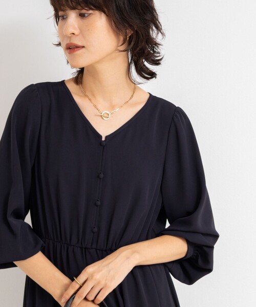 NOLLEY’S Sophi（ノーリーズソフィ）の「ウォッシャブルジョーゼットVネックギャザーワンピース（ワンピース・レディース・ホワイト系その他2/ネイビー・36/38）」の6枚目の写真