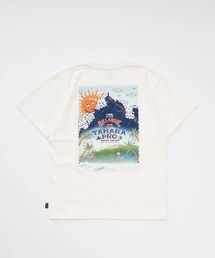 BILLABONG（ビラボン）の「BILLABONG キッズ TAHARA PRO POSTER Tシャツ 【2025年秋冬モデル】 @autumn /ビラボンキッズTAHARAPROコラボバックプリント半袖Tシャツ（Tシャツ/カットソー）」