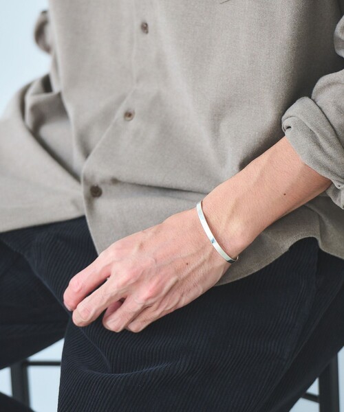 green label relaxing(グリーンレーベルリラクシング)の「GLR フラット シルバー バングル(バングル/リストバンド・メンズ・シルバー・FREE)」の2枚目の写真