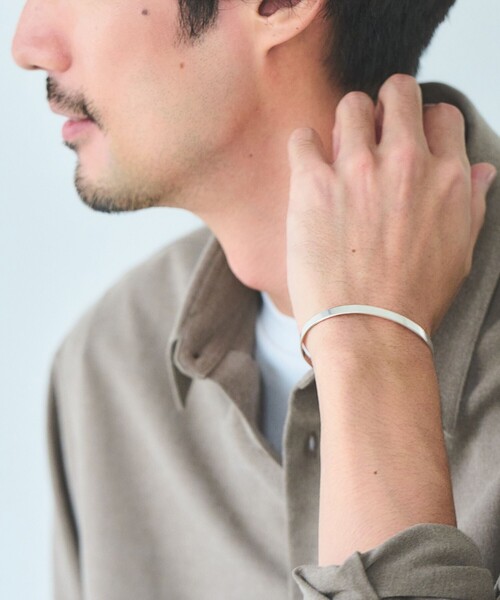 green label relaxing(グリーンレーベルリラクシング)の「GLR フラット シルバー バングル(バングル/リストバンド・メンズ・シルバー・FREE)」の3枚目の写真