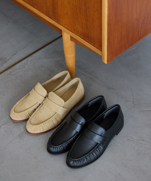 LE TALON（ルタロン）の「レザーギャザーローファー（ローファー・レディース・ベージュ/ブラック系その他・25cm/24.5cm/24cm/23.5cm/23cm/22.5cm/22cm）」の4枚目の写真