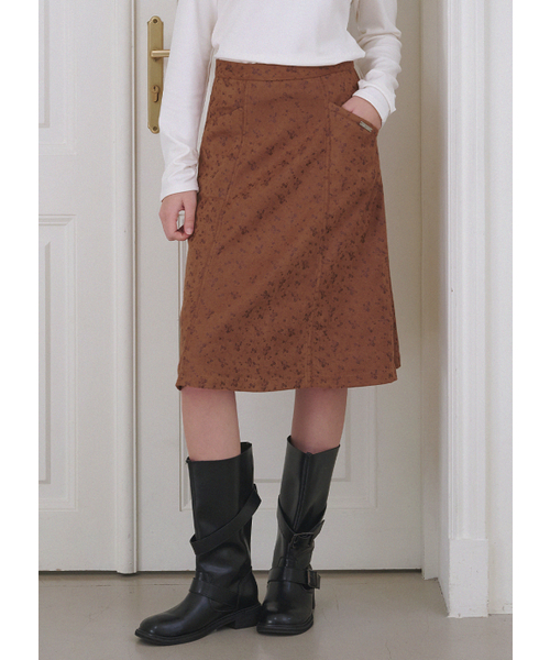 MICANE(ミケーネ)の「ジャキー スエード ミディスカート(スカート・レディース・ブラウン/ブラック・SMALL/X-SMALL/XX-LARGE/X-LARGE/LARGE/MEDIUM)」の10枚目の写真