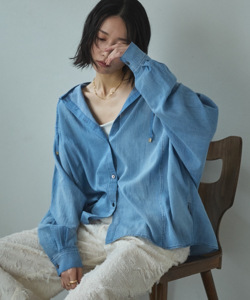 Doux archives（ドゥアルシーヴ）の「【26SS先行予約】シアーデニムフードシャツ（シャツ/ブラウス・レディース・サックスブルー/チャコールグレー/ブルー・FREE）」の2枚目の写真