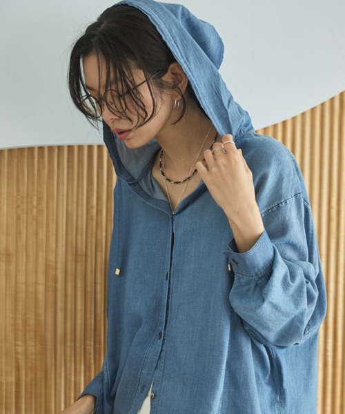 Doux archives（ドゥアルシーヴ）の「【26SS先行予約】シアーデニムフードシャツ（シャツ/ブラウス・レディース・サックスブルー/チャコールグレー/ブルー・FREE）」の3枚目の写真
