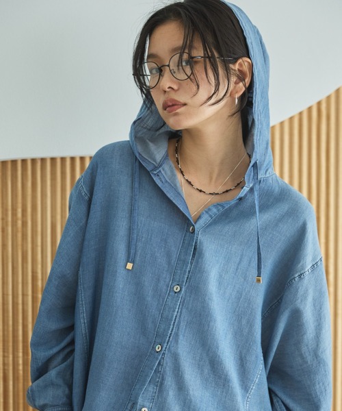 Doux archives（ドゥアルシーヴ）の「【26SS先行予約】シアーデニムフードシャツ（シャツ/ブラウス・レディース・サックスブルー/チャコールグレー/ブルー・FREE）」の10枚目の写真