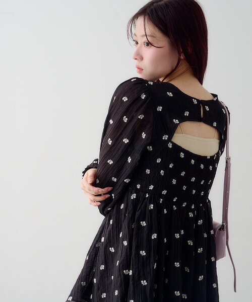 Kastane（カスタネ）の「フラワーステッチミニワンピース（ワンピース・レディース・アイボリー/ブラック・FREE）」の3枚目の写真