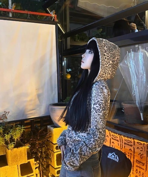 セール】ヒョウ柄ジップアップパーカー（パーカー）｜ViViDAY