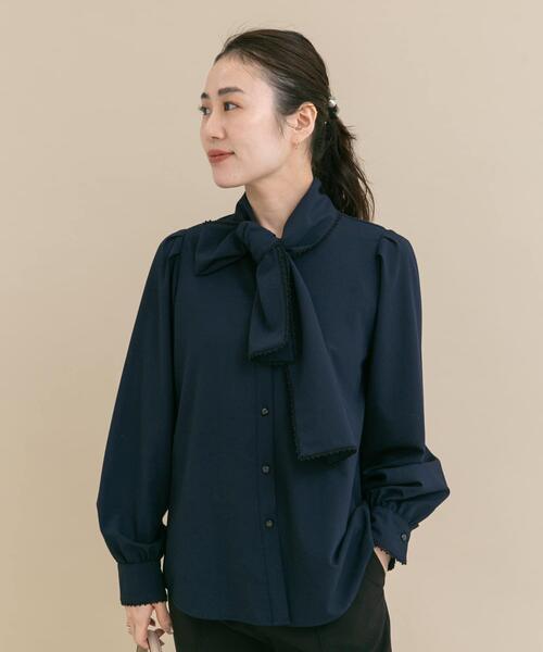 URBAN RESEARCH ROSSO WOMEN（アーバンリサーチ　ロッソ）の「『WEB/一部店舗限定』トリミングボウタイブラウス（シャツ/ブラウス・レディース・ネイビー/オフホワイト・FREE）」の2枚目の写真