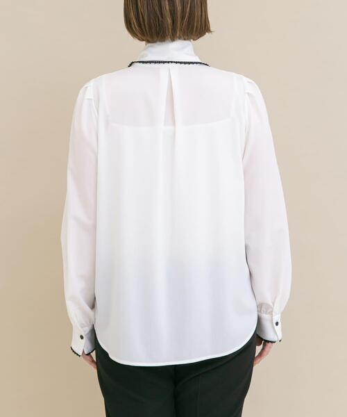 URBAN RESEARCH ROSSO WOMEN（アーバンリサーチ　ロッソ）の「『WEB/一部店舗限定』トリミングボウタイブラウス（シャツ/ブラウス・レディース・ネイビー/オフホワイト・FREE）」の8枚目の写真