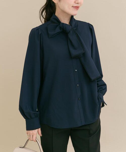 URBAN RESEARCH ROSSO WOMEN（アーバンリサーチ　ロッソ）の「『WEB/一部店舗限定』トリミングボウタイブラウス（シャツ/ブラウス・レディース・ネイビー/オフホワイト・FREE）」の14枚目の写真