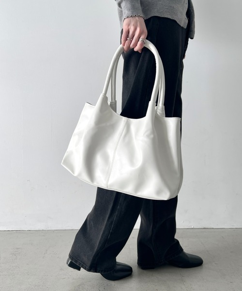 wears(ウェアーズ)の「【A4収納可】タック入りPUトートバッグ 通勤通学トートバッグ(トートバッグ・レディース・ホワイト/ブラック・FREE)」の10枚目の写真