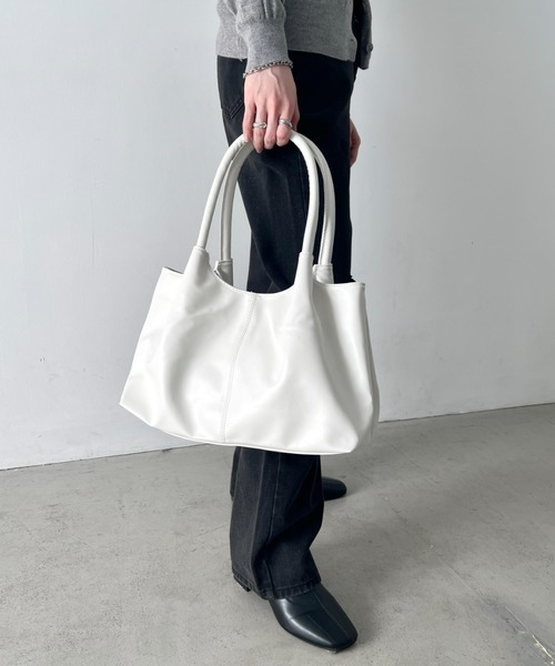 wears(ウェアーズ)の「【A4収納可】タック入りPUトートバッグ 通勤通学トートバッグ(トートバッグ・レディース・ホワイト/ブラック・FREE)」の9枚目の写真