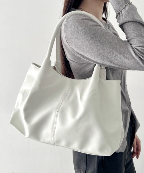 wears(ウェアーズ)の「【A4収納可】タック入りPUトートバッグ 通勤通学トートバッグ(トートバッグ・レディース・ホワイト/ブラック・FREE)」の3枚目の写真