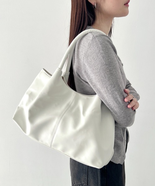 wears(ウェアーズ)の「【A4収納可】タック入りPUトートバッグ 通勤通学トートバッグ(トートバッグ・レディース・ホワイト/ブラック・FREE)」の4枚目の写真
