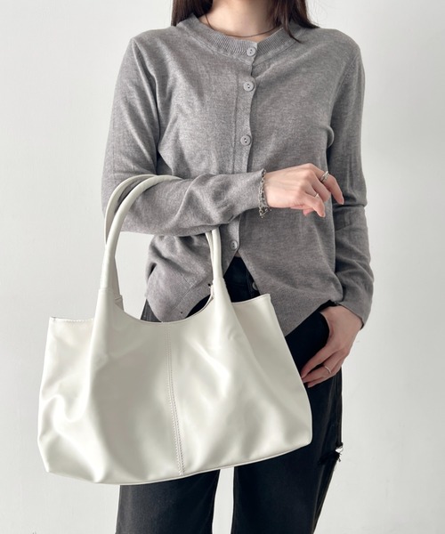 wears(ウェアーズ)の「【A4収納可】タック入りPUトートバッグ 通勤通学トートバッグ(トートバッグ・レディース・ホワイト/ブラック・FREE)」の8枚目の写真