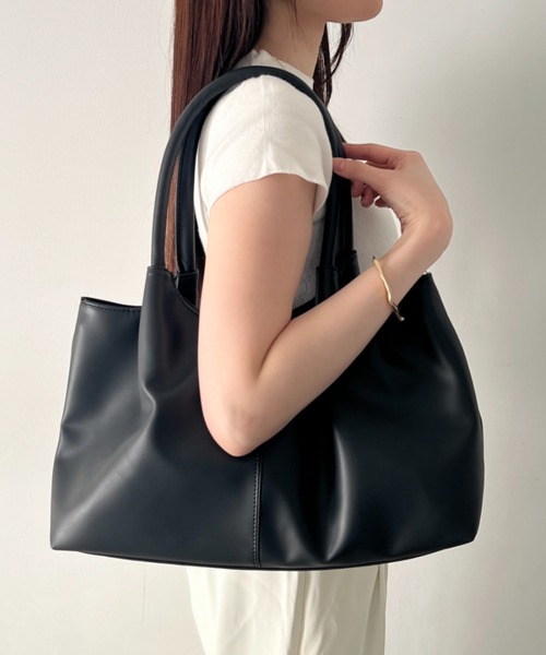 wears(ウェアーズ)の「【A4収納可】タック入りPUトートバッグ 通勤通学トートバッグ(トートバッグ・レディース・ホワイト/ブラック・FREE)」の17枚目の写真