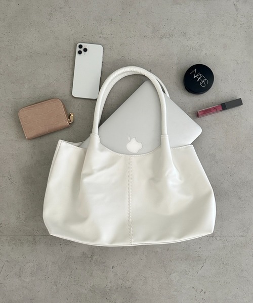 wears(ウェアーズ)の「【A4収納可】タック入りPUトートバッグ 通勤通学トートバッグ(トートバッグ・レディース・ホワイト/ブラック・FREE)」の15枚目の写真