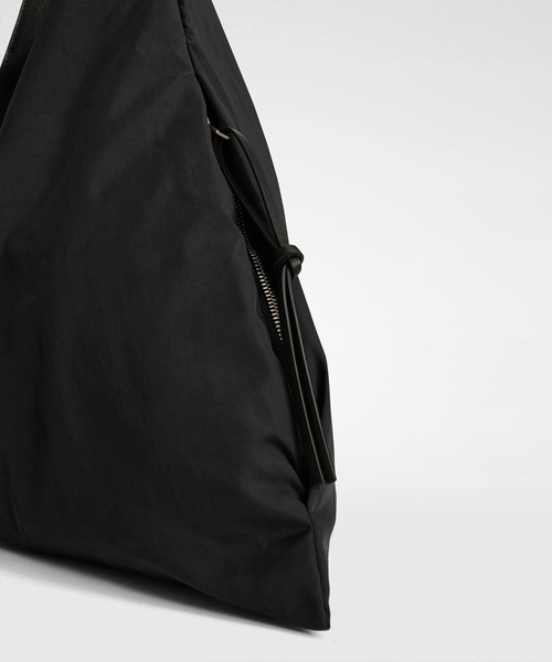 JIL SANDER(ジルサンダー)の「SOFT ROLLED HOBO(ショルダーバッグ・メンズ・ブラック・UNI)」の3枚目の写真