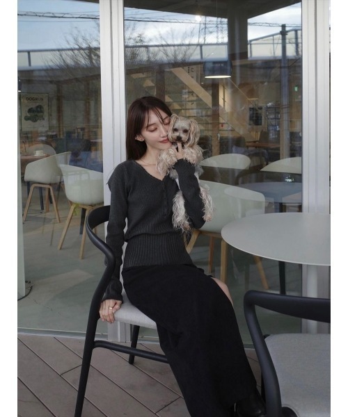 amel(エイメル)の「スカラップVネックデザインニット / チャコール(Tシャツ/カットソー・レディース・チャコールグレー・FREE)」の3枚目の写真