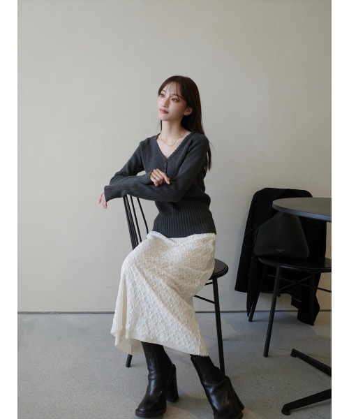 amel(エイメル)の「スカラップVネックデザインニット / チャコール(Tシャツ/カットソー・レディース・チャコールグレー・FREE)」の5枚目の写真