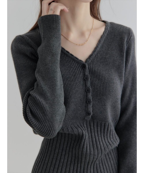 amel(エイメル)の「スカラップVネックデザインニット / チャコール(Tシャツ/カットソー・レディース・チャコールグレー・FREE)」の8枚目の写真