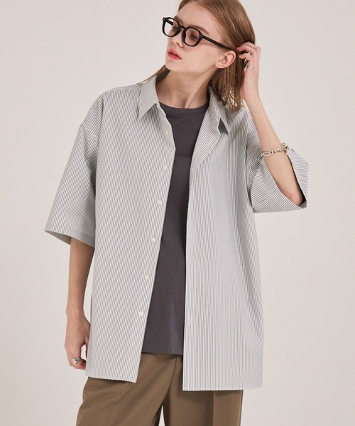 EMMA CLOTHES(エマクローズ)の「多機能素材半袖ベーシックシャツ〈UVカット・速乾・イージーケア・接触冷感〉(シャツ/ブラウス・メンズ・スミクロ/ダークネイビー/ネイビー系/グレー系/ホワイト/ブルー/モカ・S/L/M)」の4枚目の写真