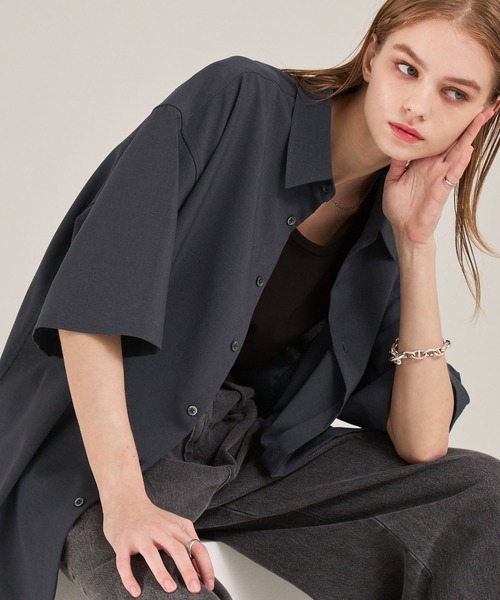 EMMA CLOTHES(エマクローズ)の「多機能素材半袖ベーシックシャツ〈UVカット・速乾・イージーケア・接触冷感〉(シャツ/ブラウス・メンズ・スミクロ/ダークネイビー/ネイビー系/グレー系/ホワイト/ブルー/モカ・S/L/M)」の1枚目の写真