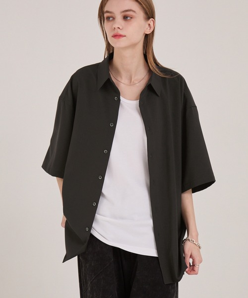EMMA CLOTHES(エマクローズ)の「多機能素材半袖ベーシックシャツ〈UVカット・速乾・イージーケア・接触冷感〉(シャツ/ブラウス・メンズ・スミクロ/ダークネイビー/ネイビー系/グレー系/ホワイト/ブルー/モカ・S/L/M)」の21枚目の写真