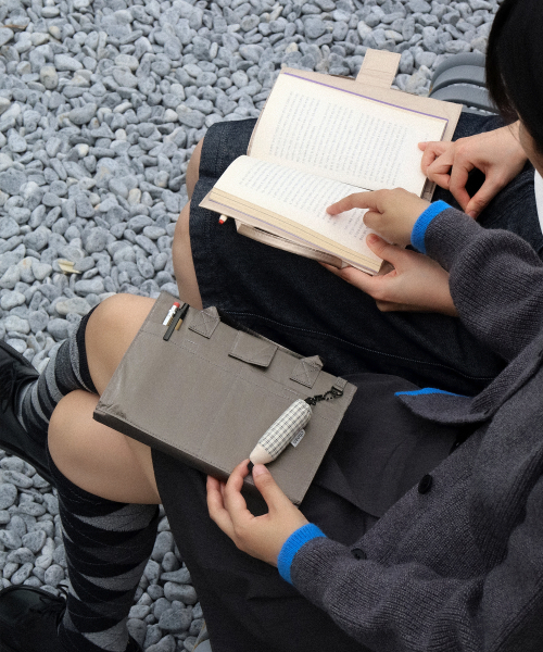 KIMHACHAN(キムハチャン)の「ブックメイト ブックカバー バッグ - 10 Colors / L size(トートバッグ・レディース・チャコールグレー/ブラック/ライトブルー/ライトグリーン/ネイビー/ブラウン/サンドベージュ/ホワイト/シルバー/グリーン・FREE)」の17枚目の写真