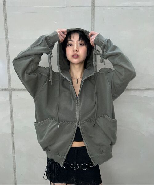 ORDINARY HOLIDAY（オーディナリー ホリデー）の「PIGMENT SHIRRING HOODIE [KHAKI]（パーカー・レディース・その他・FREE）」の5枚目の写真