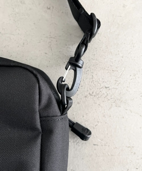 THE NORTH FACE(ザノースフェイス)の「【国内未発売】 THE NORTH FACE(ザ・ノースフェイス)/軽量 スクエア ショルダーバッグ スタンダード クロスバッグ ロゴプリント/STANDARD CROSS BAG(ショルダーバッグ・レディース・ブラック/ホワイト/グレー・FREE)」の6枚目の写真