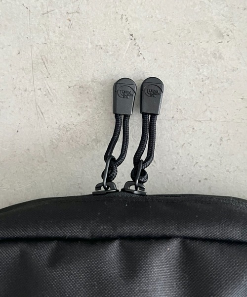 THE NORTH FACE(ザノースフェイス)の「【国内未発売】 THE NORTH FACE(ザ・ノースフェイス)/軽量 スクエア ショルダーバッグ スタンダード クロスバッグ ロゴプリント/STANDARD CROSS BAG(ショルダーバッグ・レディース・ブラック/ホワイト/グレー・FREE)」の4枚目の写真