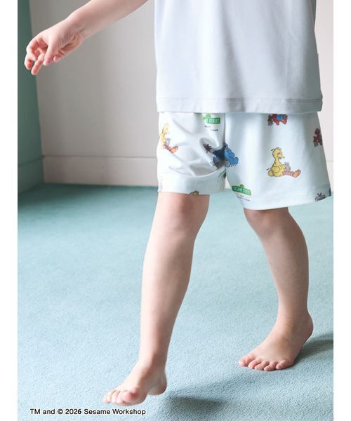 gelato pique（ジェラートピケ）の「【SESAME STREET】【KIDS】総柄ショートパンツ（ルームウェア/パジャマ・キッズ・オフホワイト・90/100/110/120）」の4枚目の写真